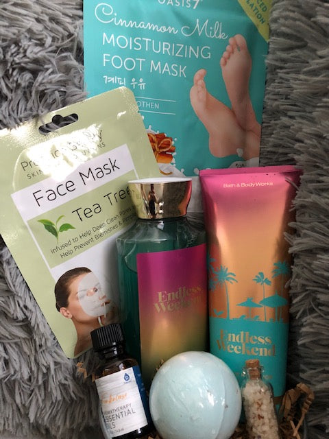 Bath and Body Works Endless Weekend Gift Set Body Cream Shower Gel Face Mask Foot Mask **Limited Time-FREE GIFT**