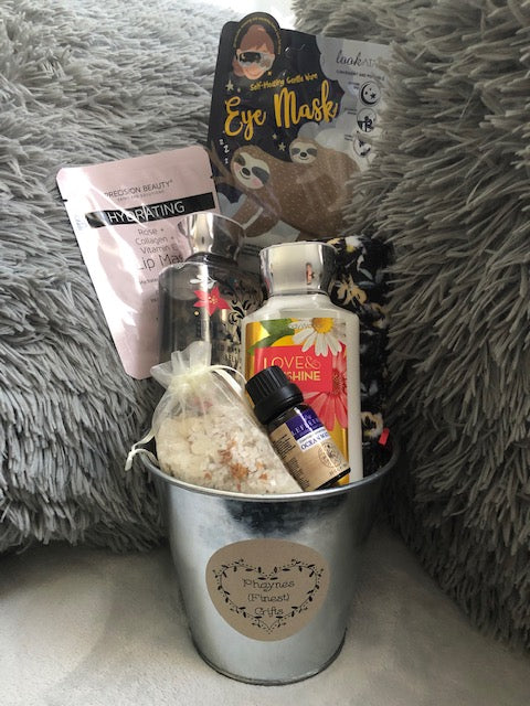 Bath and Body Works Iced Raspberry Bellini Gift Set Shower Gel Body Lotion Hair Turban Self Warming Eye Mask Lip Mask Essential Oil