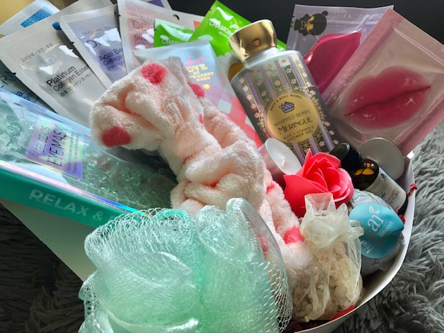 Tipp’s Mystery Box Bath & Body Works Lotion/Cream Shower Gel Korean Sheet Masks Lip Mask Spa Headband Bath Bomb Bath Salt Essential Oil Mesh Sponge Self Warming Eye Mask Korean Beauty Large Box